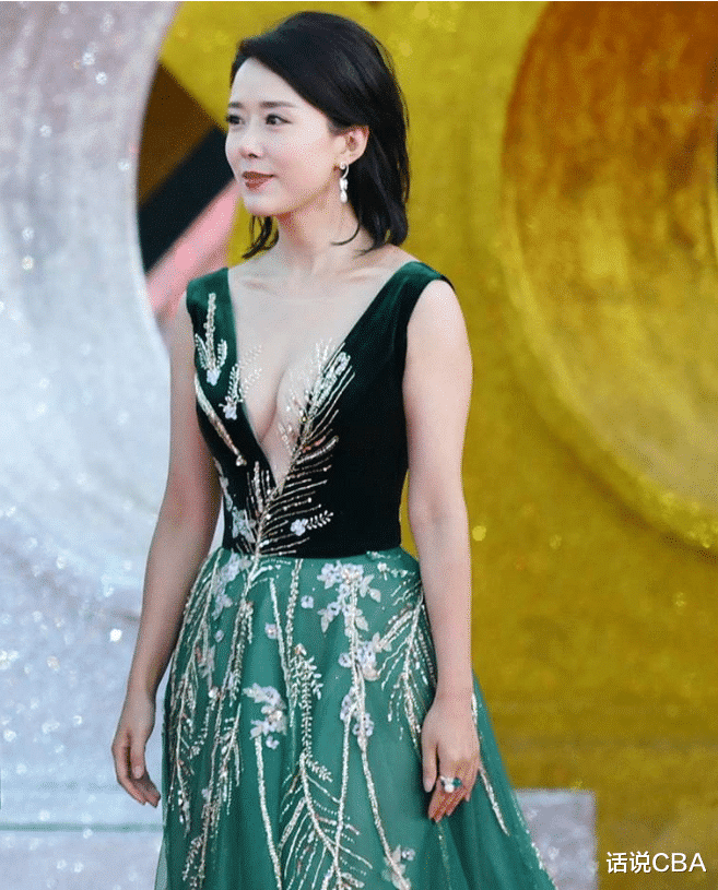[大v]众女星穿着深V上衣年龄越大V越深，最后一位不忍直视！