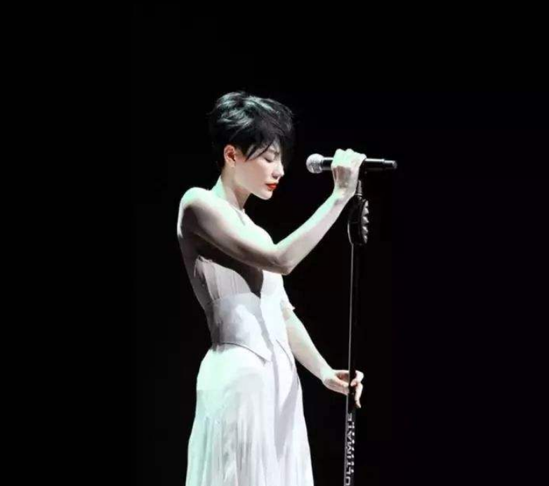 王菲|纠缠了11年的“锋菲恋”，最终也是败给了金钱，家产看透孽缘