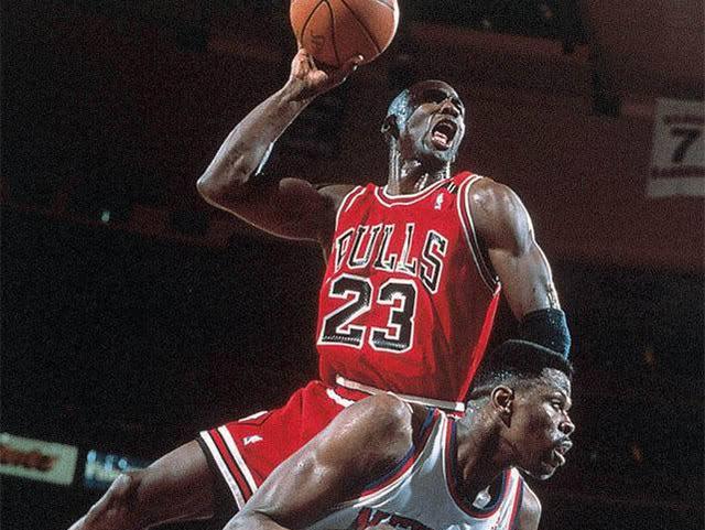 迈克尔·乔丹@雕像上被骑扣的是谁？设计师亲自解释：只有他才配得上被乔丹骑扣