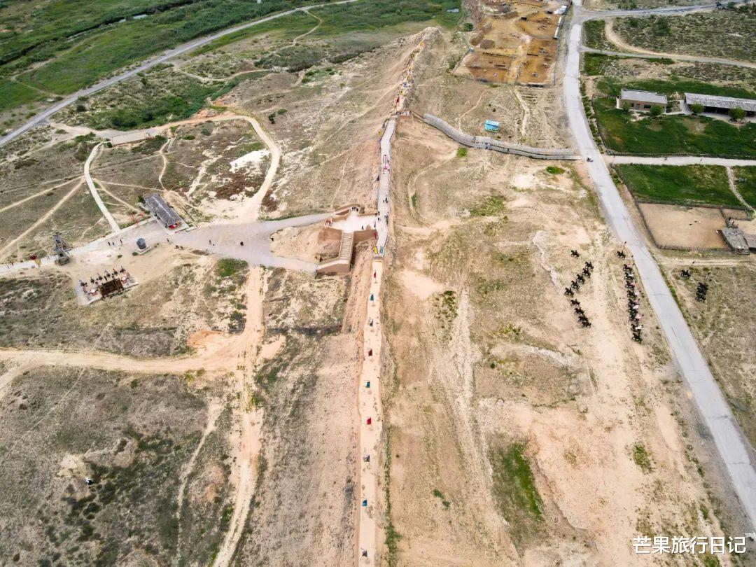 宁夏|宁夏与内蒙交界有条大峡谷,悬崖上发现藏兵洞,有陷阱弹药和粮仓