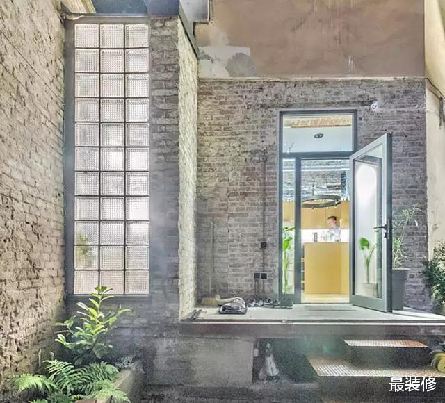 |32平的迷你户型,厨房兼具餐厅,门口设计有点“意思”