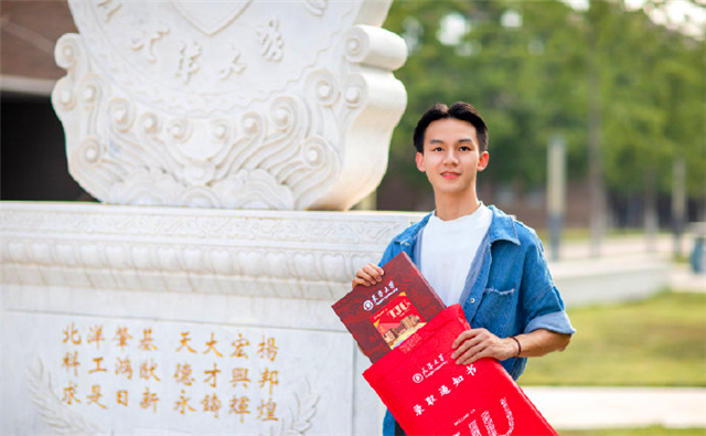 大学|收到大学录取通知书全家开心，但打开录取通知书那一刻全家傻眼了