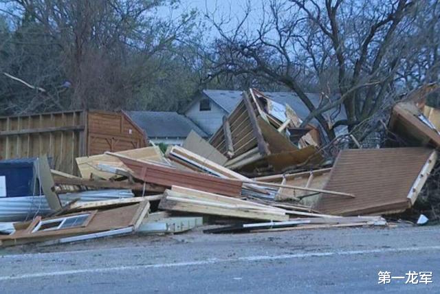 特朗普■肺炎疫情爆发之际，又一灾难突然降临，数千万美国民众正面临危机