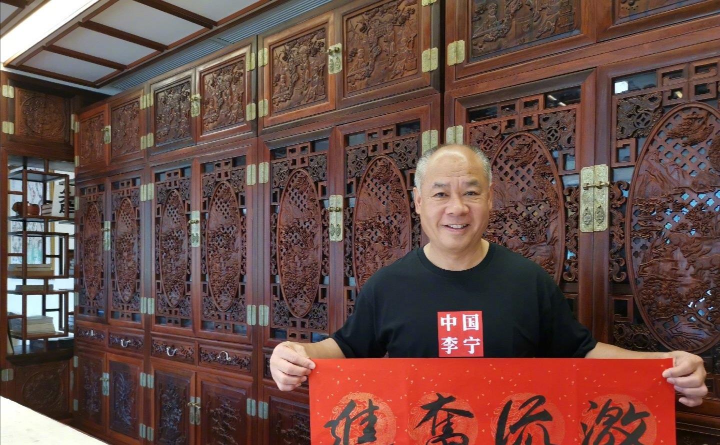 李宁@57岁体操王子李宁近况曝光！满头白发身价上百亿，妻子却美貌依旧