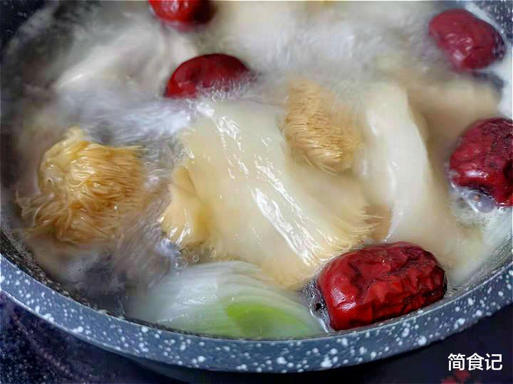 鸡汤|炖鸡汤时，有人焯水，有人直接煮！大厨：都不对，教你农村土做法