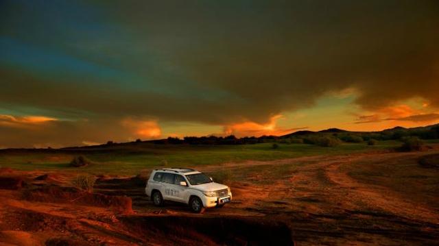 [甘南]川藏线摊上事：朋友将车停在路边草场，豪车被收费的藏民当场开走