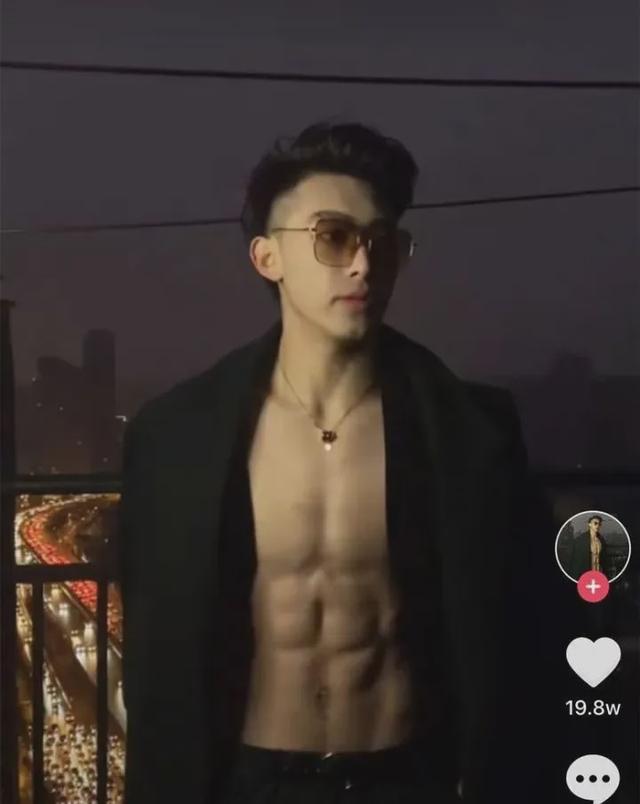 抖音■别被抖音里的帅哥美女们给骗了，美颜滤镜一开，丑小鸭变成靓天鹅