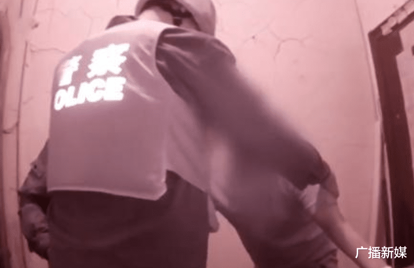 广播新媒|醉酒男子喝上头,不认识自己家门,家在4楼狂敲8楼的门,妻子听到动静带回