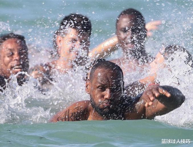 姚明:NBA巨人都怎么游泳?姚明把泳池游成浴缸,第一巨人在泳池如水怪