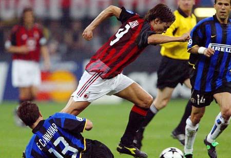 中超■17年前首次欧冠米兰德比AC米兰闷平国米，当时球星你能认出几个？