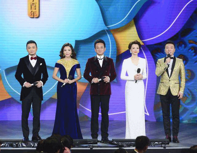 「佟丽娅」佟丽娅为何能主持央视春晚,董卿一句话说出原因,网友直言太真实!