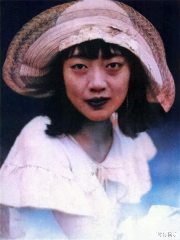 宋美龄|历史上过目难忘的瞬间：坐房顶上的林徽因梁思成，宴会上抽烟的宋美龄
