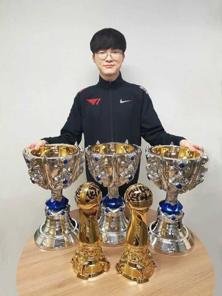 【faker】李瓜皮发文晒奖杯合影，这就是LOL第一人！（战术后仰）