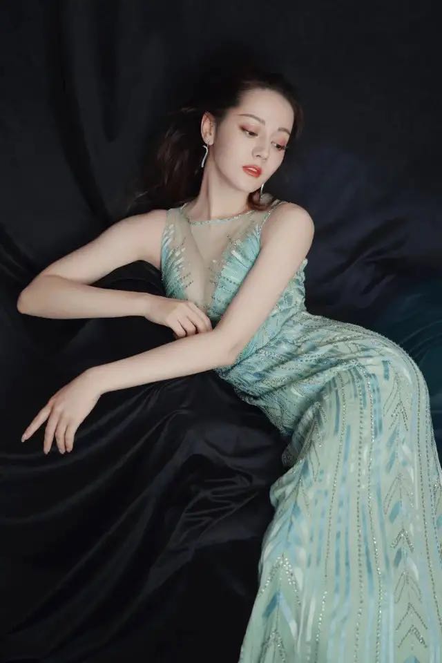 [迪丽热巴]迪丽热巴穿的越来少了，越来越性感了