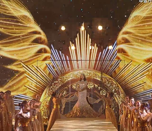 金鹰女神|宋茜金鹰女神造型邋遢惹吐槽，膀大腰圆堪称灾难，被嘲历届最丑