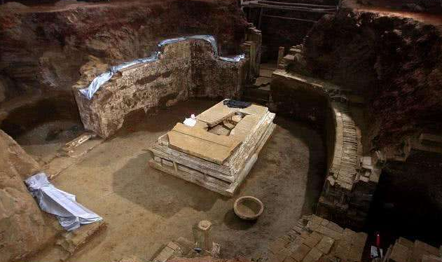 文物@千年古墓中发现9条盗洞,文物却一件未丢,专家开棺后恍然大悟