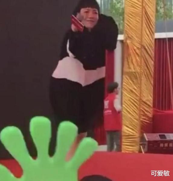 吴莫愁@吴莫愁沦落跑小商演，面露苦色尴尬带气氛，昔日顶流歌手太窘迫