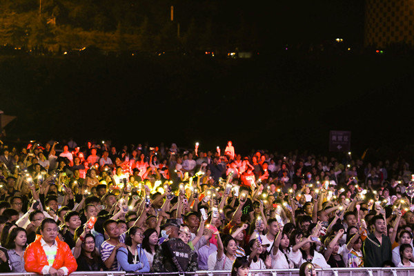 露营|中国女子偶像天团疯狂飙歌 引爆仙女山草原露营音乐季