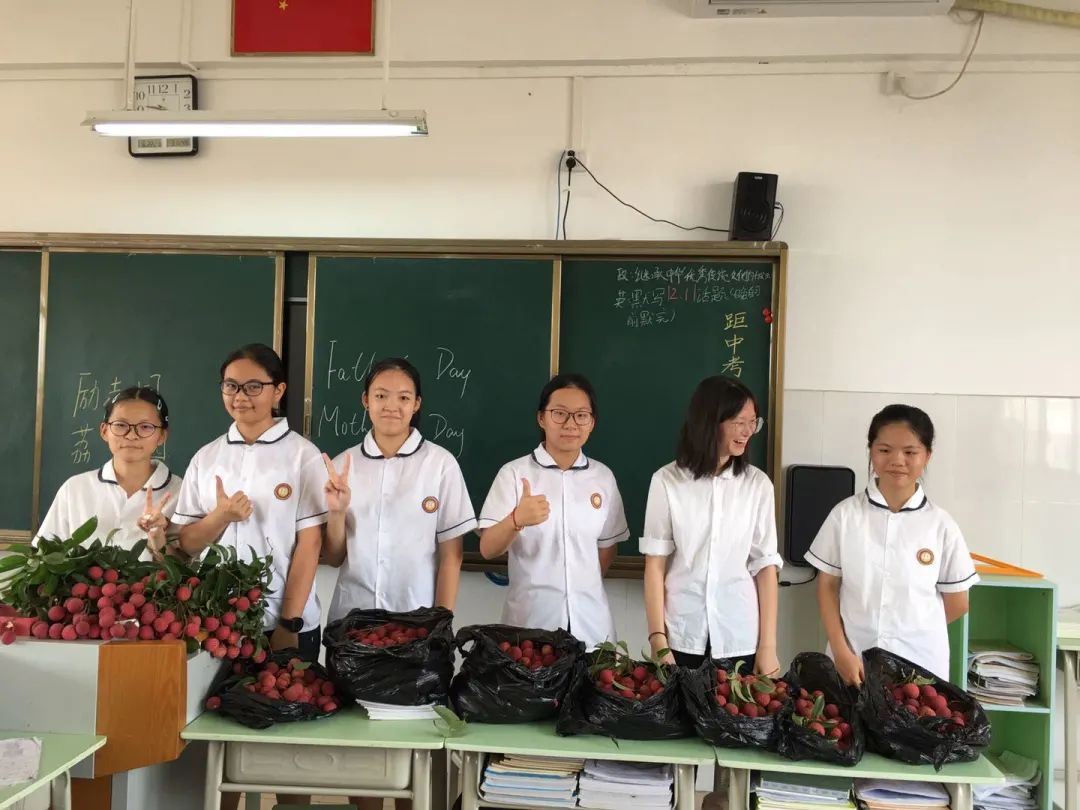 []因为学校荔枝树挂满了果，所以学生们都摘荔枝去了！