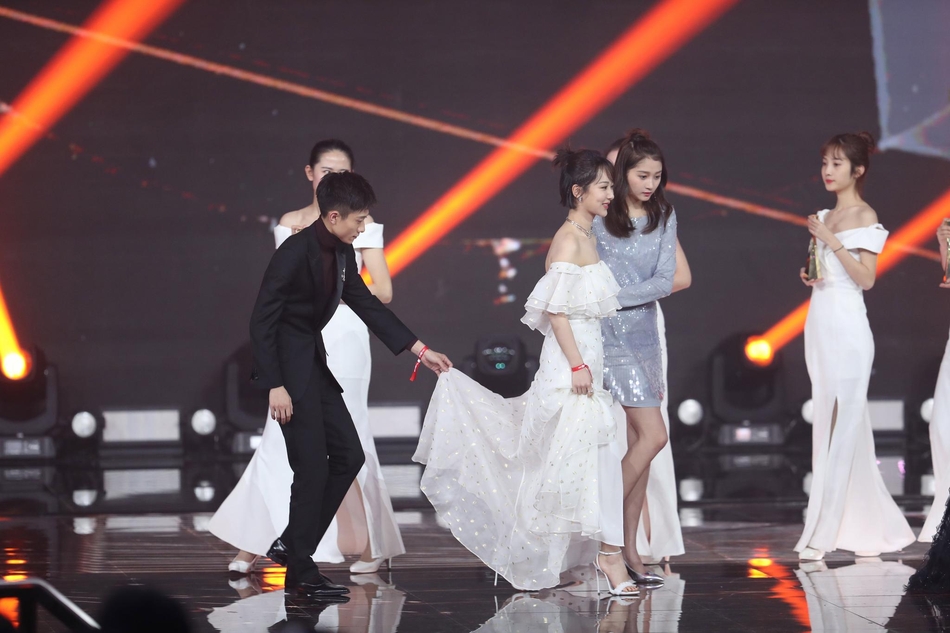 张一山|杨紫打电话找张一山借钱,张一山不知在录节目,当场反应太真实