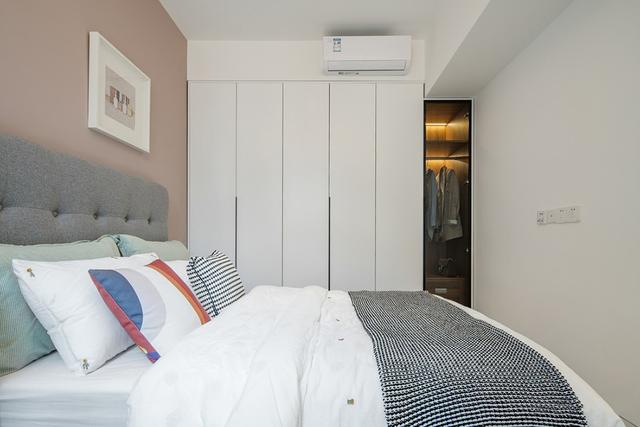 |88平现代风三居室，客厅有充足的采光和亮眼的墙壁