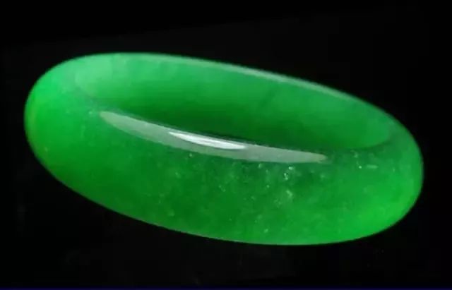 橄榄核雕|既然说灯下不观色，那为什么看翡翠时还要专门打灯？