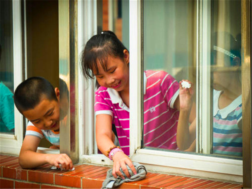 胖刘智汇玩 高楼玻璃危险不好擦,BOBOT智能擦玻璃机:干净高效还安全