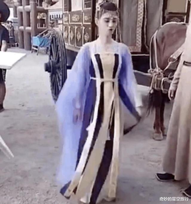 鞠婧祎|鞠婧祎路透图如路人，肤色白到令人傻眼，网友：面粉糊了几层？