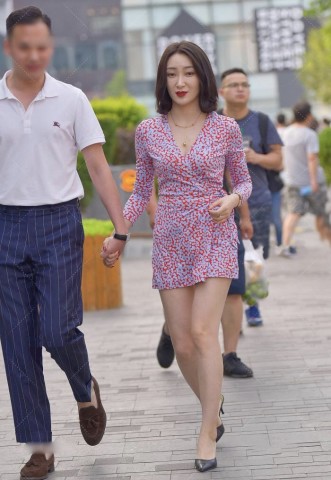 运动|气派红色短裙蓝色斑点图案分分钟显气质，短发和高跟鞋美出天际