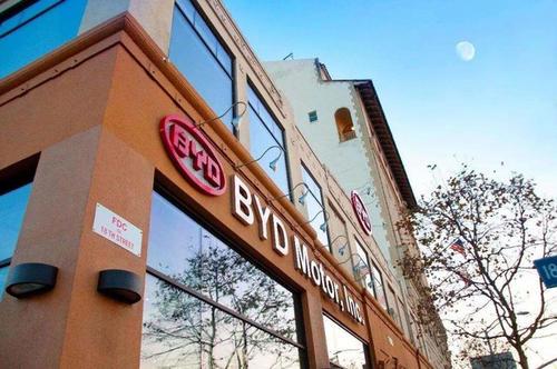 比亚迪汉|比亚迪汉销量火爆！20天狂销1.5万，车评人：智能新不如特斯拉！