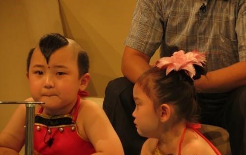 邓鸣贺|“年画娃娃”邓鸣贺去世，去世前仍被母亲“强迫”商演，终年8岁