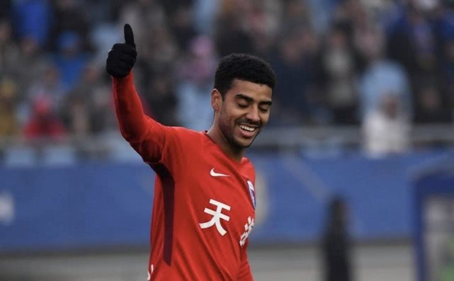 [金球奖]凌晨0点，国足再获利好！30岁金靴级归化射手启程回国，将转3次飞机