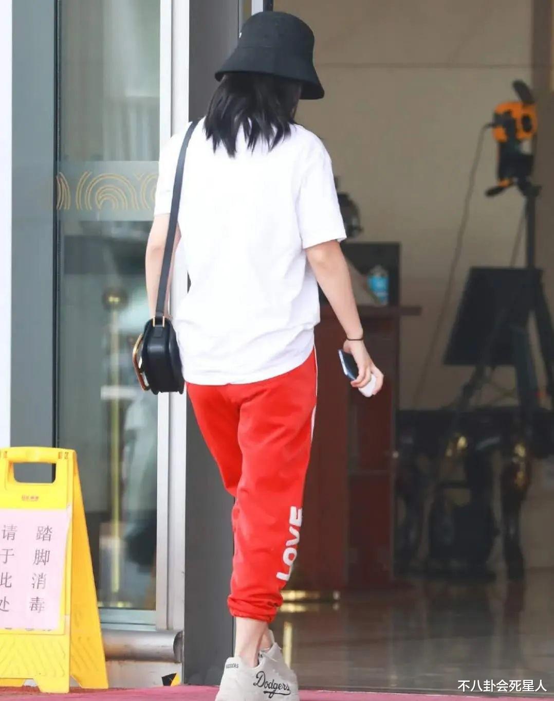 杨紫|杨紫路透精修差距大:身材肥胖虎背熊腰,身旁助理都比她瘦上一圈