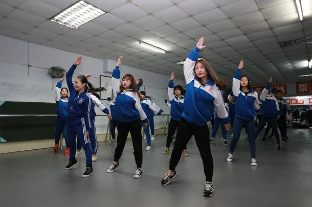 教师|选修课充满低俗且歧视女性，学生愤怒退课，校方回应：已停课