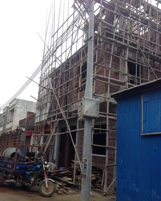 借用邻居一面墙, 不想中间留缝显得丑, 为节省建房成本不折手段了