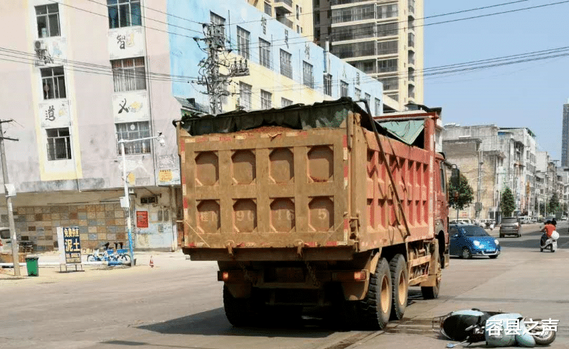 容县之声|现场惨烈！广西两女子遭大货车碾压，伤势严重！
