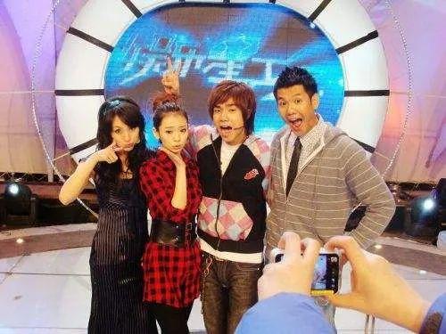 天天向上|《天天向上》空降新主持,他综艺感强笑点频出,跟王一博成大反差