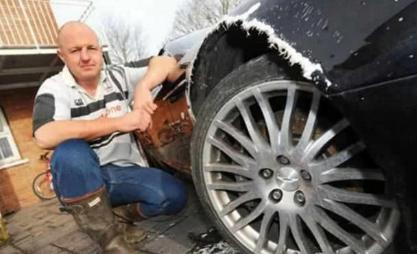 见爱车被狗啃，当下要把边牧送人，狗子反应让人泪目