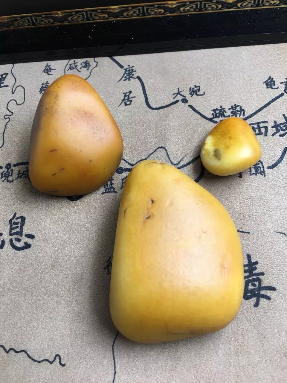 『金丝玉』这三种，你能分清哪个是和田玉吗？