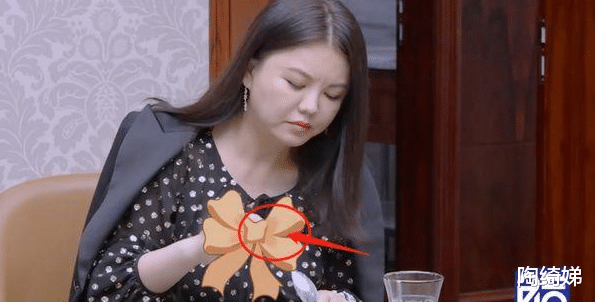 李湘|李湘睡前还要加餐,在家穿着太随意,被节目组打上了马赛克!