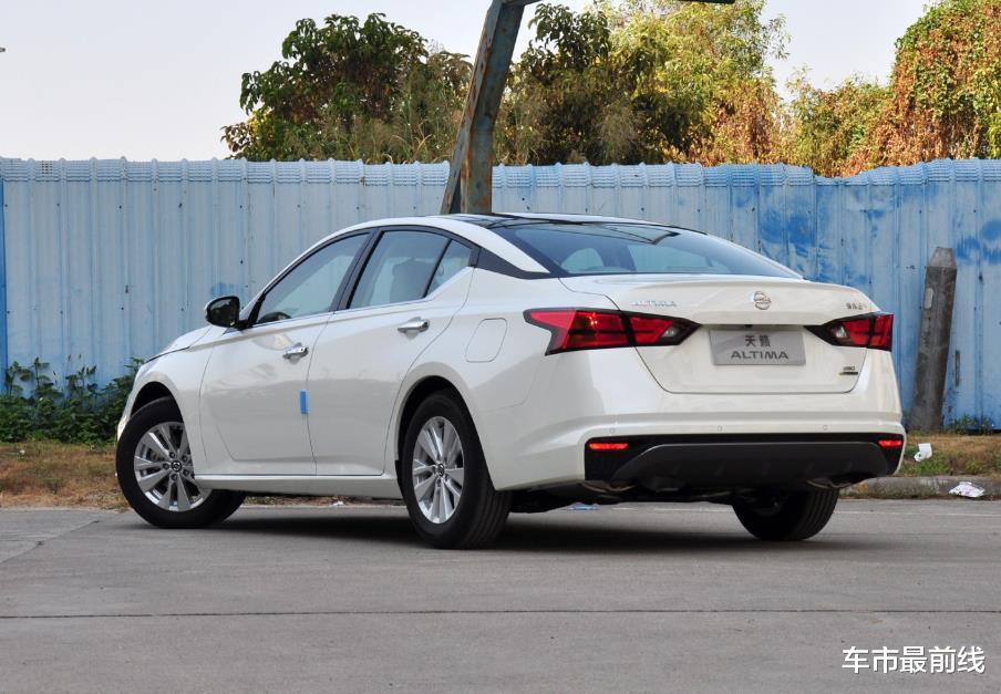 拖拉机：刚上市就降4万多，提速6秒，安全评分排名第一，秒杀雅阁和凯美瑞