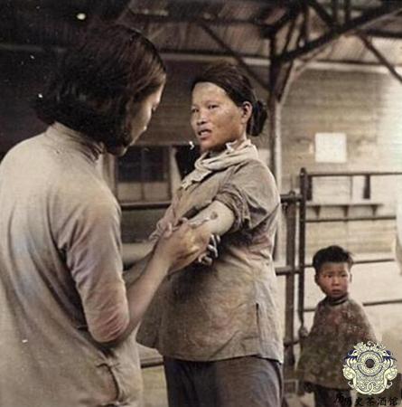 日军|老照片再现侵华日军暴行:图1女子被迫跪在地上,图7被强行注射