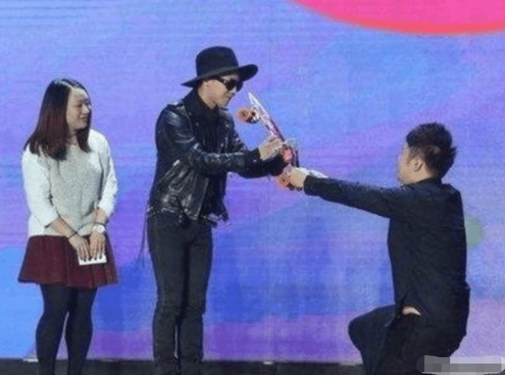 杜海涛：4位当众下跪的明星，第3位跪出了品格，最后一位丢尽中国人的脸