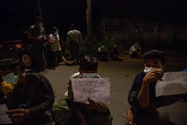 疫情下的緬甸，政府也“雙標”，仰光街頭出現“無接觸式”買賣-圖4
