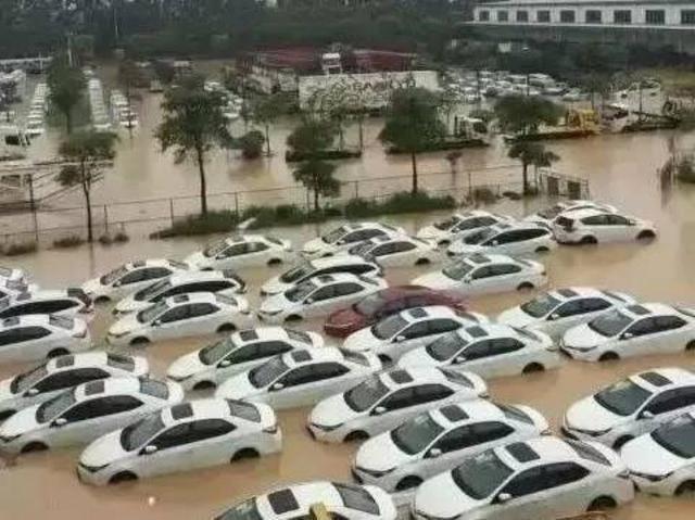 「奥迪A6L」广州暴雨过后，很多车贩闻声赶来，5万的奥迪A6L可以买吗？