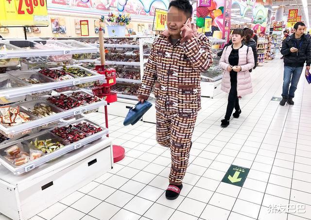 猪友巴巴|寒露将至,农村“睡衣帮”走红,专家认为不好农民却爱穿,你咋看