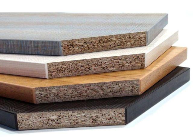 「」家里装修柜子板材怎么选？有钱上颗粒板！