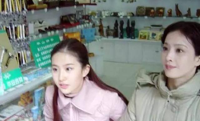 杨紫|明星父母颜值有多高？吴尊全家最丑，看到杨紫一家：亲闺女没错了
