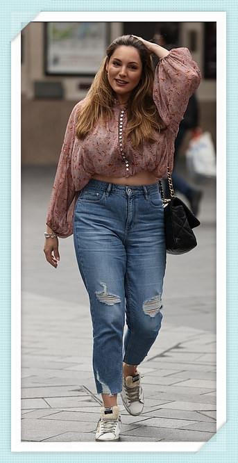 凯莉·布鲁克|凯莉·布鲁克穿着微风宽松的宽松上衣和破烂的牛仔裤吸引住了眼球