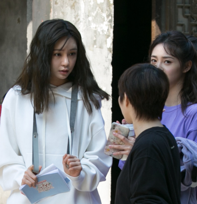 沈梦辰|路人偶遇沈梦辰出工，拍照后不修图发朋友圈，真实状态藏不住了